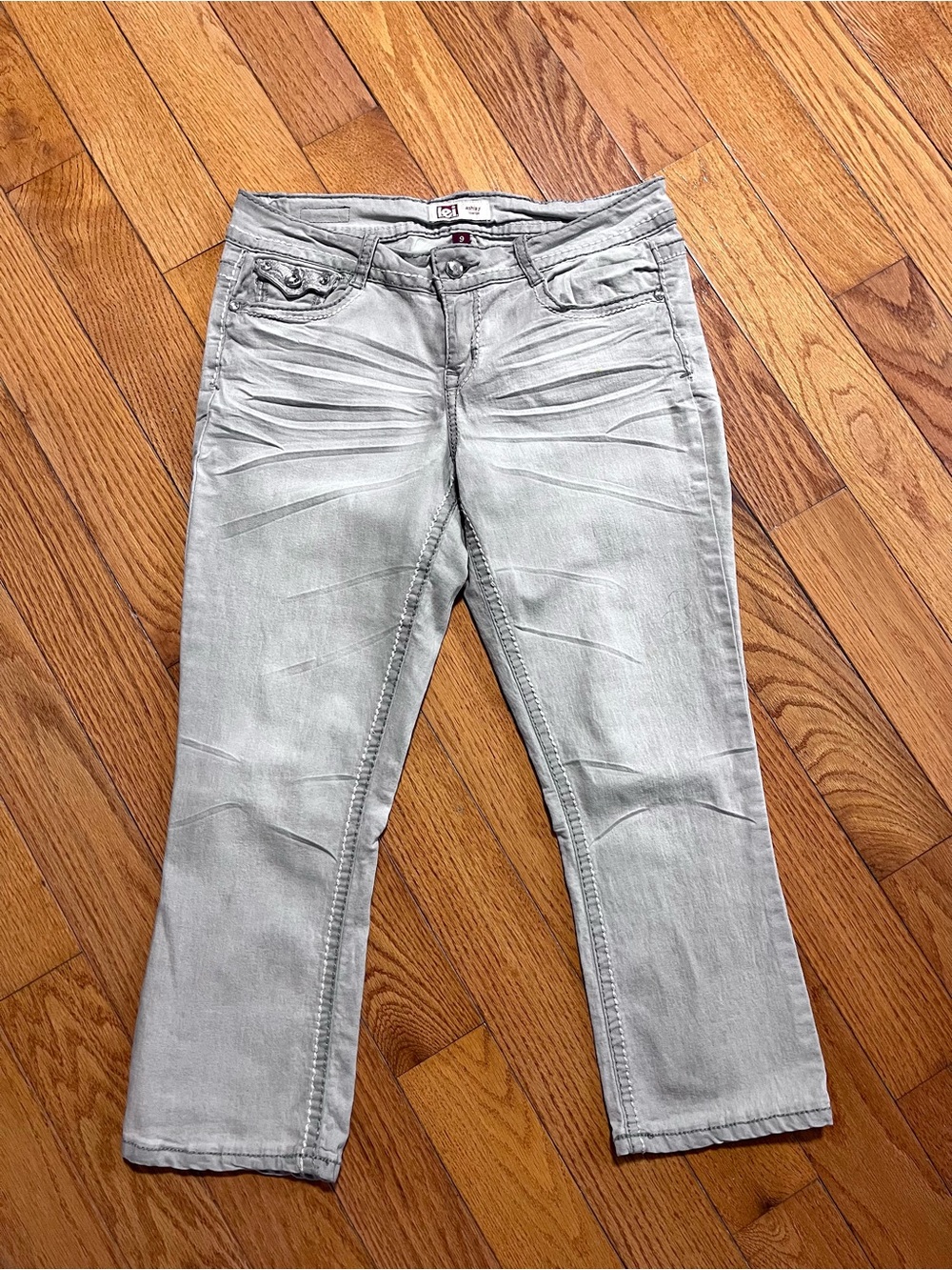 LEI Women’s Light Gray Y2K Lowrise Capri Jeans